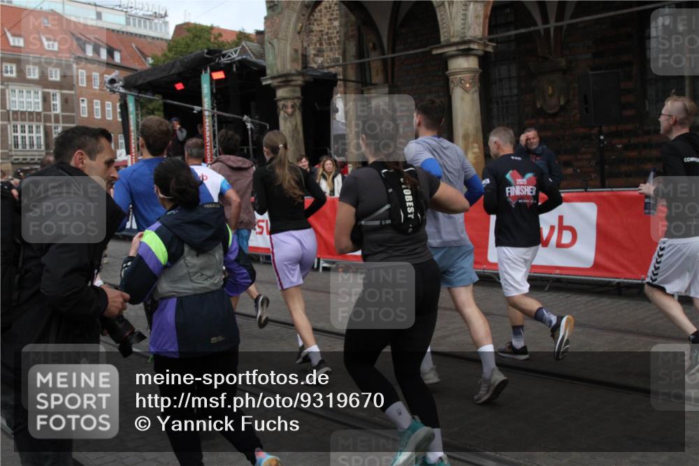 05.10.2025 - 20. swb-Marathon Bremen Yannick Fuchs http://msf.ph/oto/9319670 05.10.2025 11:38:03 Ziel  meine-sportfotos.de