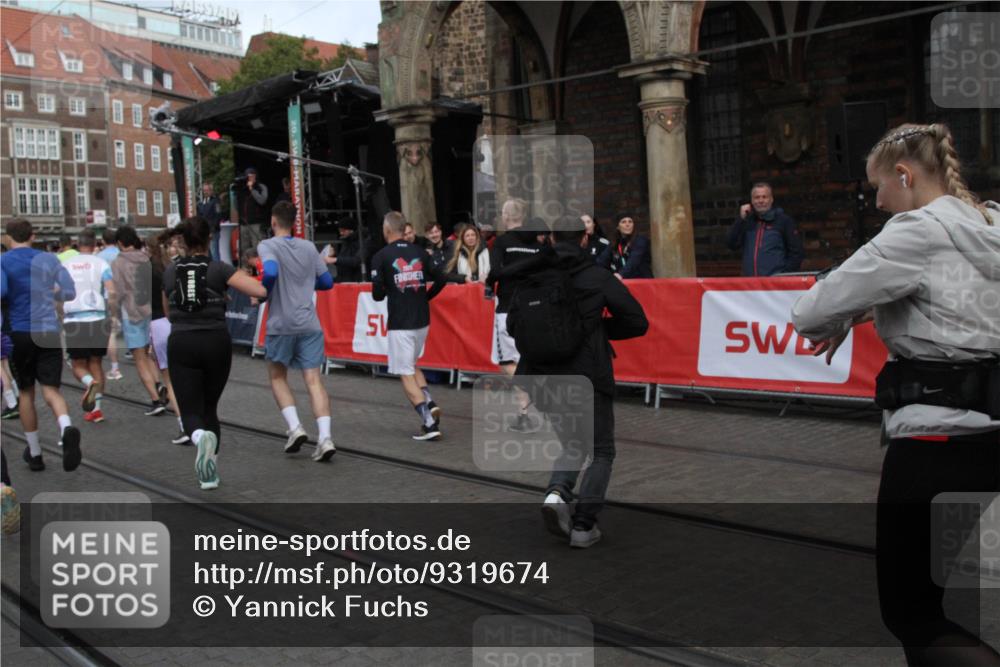 05.10.2025 - 20. swb-Marathon Bremen Yannick Fuchs http://msf.ph/oto/9319674 05.10.2025 11:38:04 Ziel  meine-sportfotos.de