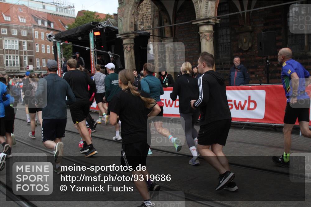 05.10.2025 - 20. swb-Marathon Bremen Yannick Fuchs http://msf.ph/oto/9319686 05.10.2025 11:38:09 Ziel  meine-sportfotos.de