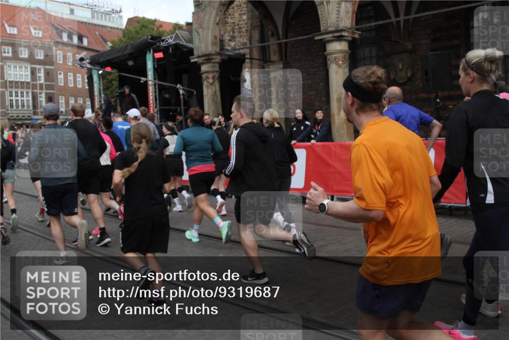 05.10.2025 - 20. swb-Marathon Bremen Yannick Fuchs http://msf.ph/oto/9319687 05.10.2025 11:38:09 Ziel  meine-sportfotos.de