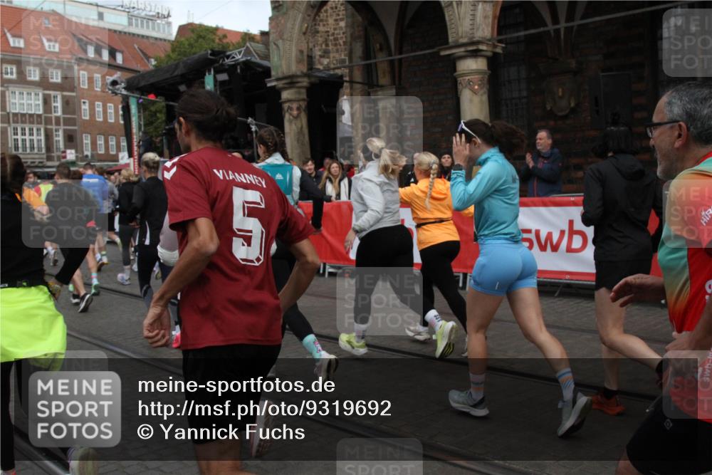 05.10.2025 - 20. swb-Marathon Bremen Yannick Fuchs http://msf.ph/oto/9319692 05.10.2025 11:38:11 Ziel  meine-sportfotos.de