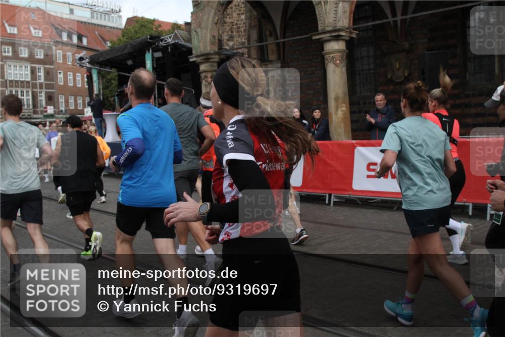 05.10.2025 - 20. swb-Marathon Bremen Yannick Fuchs http://msf.ph/oto/9319697 05.10.2025 11:38:13 Ziel  meine-sportfotos.de