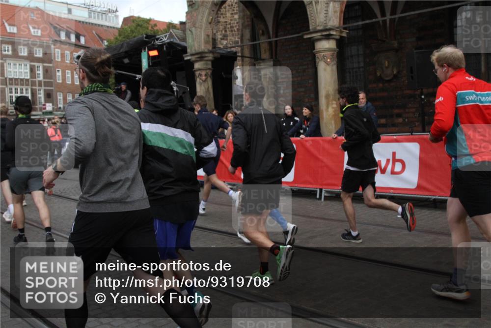 05.10.2025 - 20. swb-Marathon Bremen Yannick Fuchs http://msf.ph/oto/9319708 05.10.2025 11:38:17 Ziel  meine-sportfotos.de