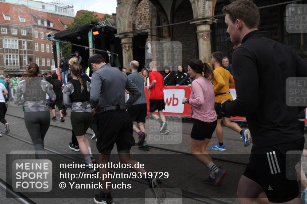 05.10.2025 - 20. swb-Marathon Bremen Yannick Fuchs http://msf.ph/oto/9319729 05.10.2025 11:38:24 Ziel  meine-sportfotos.de