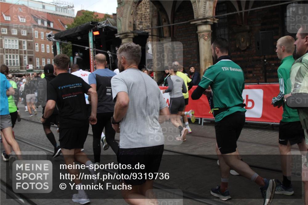 05.10.2025 - 20. swb-Marathon Bremen Yannick Fuchs http://msf.ph/oto/9319736 05.10.2025 11:38:27 Ziel  meine-sportfotos.de