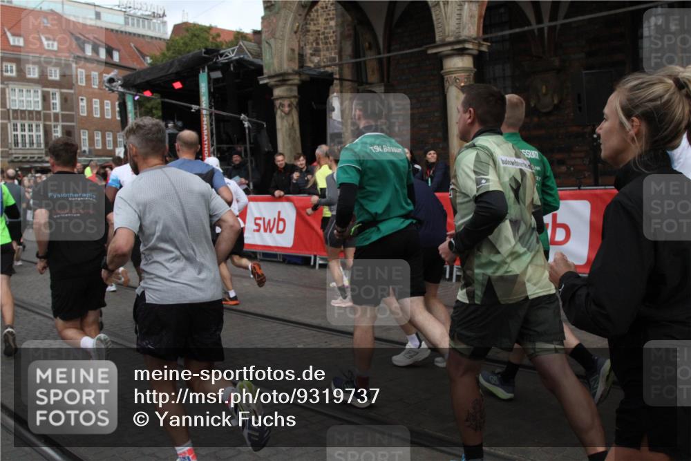 05.10.2025 - 20. swb-Marathon Bremen Yannick Fuchs http://msf.ph/oto/9319737 05.10.2025 11:38:27 Ziel  meine-sportfotos.de