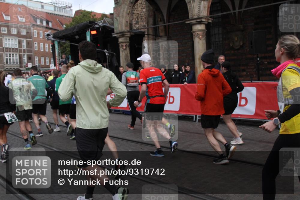 05.10.2025 - 20. swb-Marathon Bremen Yannick Fuchs http://msf.ph/oto/9319742 05.10.2025 11:38:29 Ziel  meine-sportfotos.de
