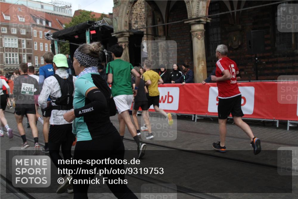 05.10.2025 - 20. swb-Marathon Bremen Yannick Fuchs http://msf.ph/oto/9319753 05.10.2025 11:38:33 Ziel  meine-sportfotos.de
