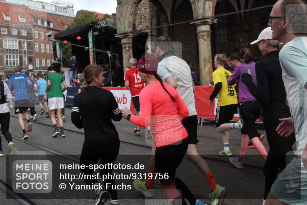 05.10.2025 - 20. swb-Marathon Bremen Yannick Fuchs http://msf.ph/oto/9319756 05.10.2025 11:38:34 Ziel  meine-sportfotos.de