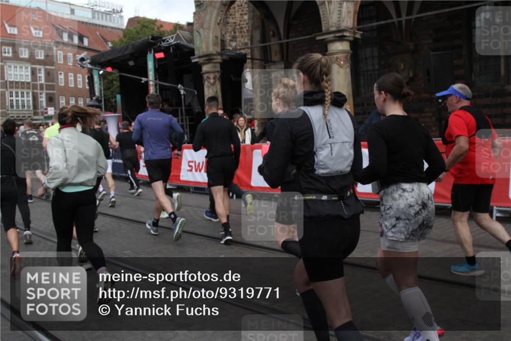 05.10.2025 - 20. swb-Marathon Bremen Yannick Fuchs http://msf.ph/oto/9319771 05.10.2025 11:38:39 Ziel  meine-sportfotos.de