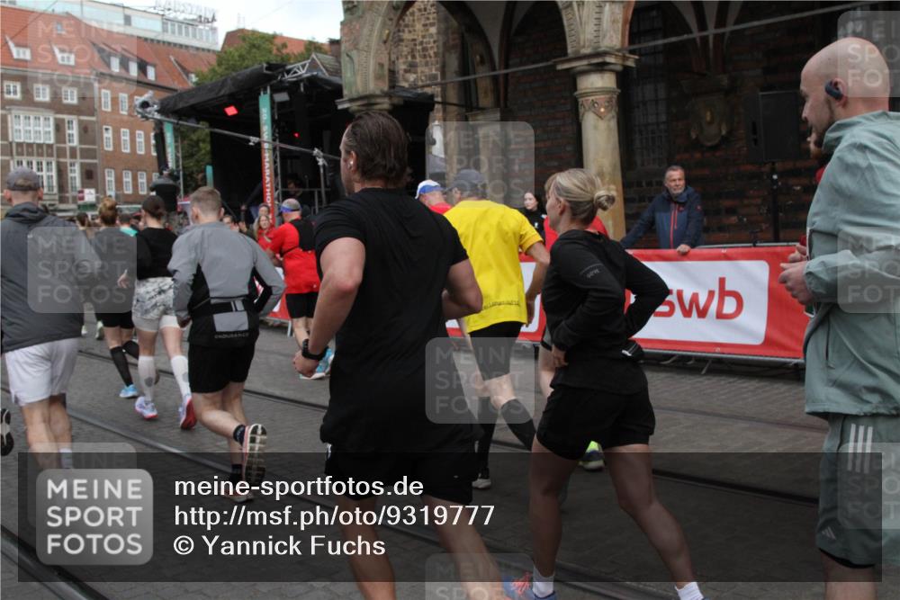 05.10.2025 - 20. swb-Marathon Bremen Yannick Fuchs http://msf.ph/oto/9319777 05.10.2025 11:38:41 Ziel  meine-sportfotos.de