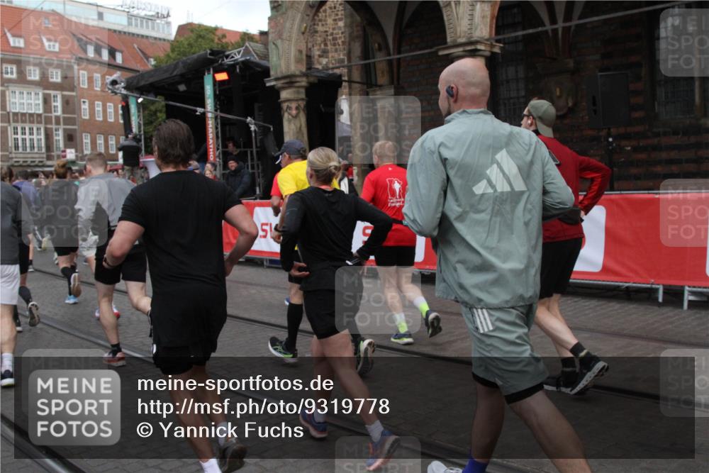 05.10.2025 - 20. swb-Marathon Bremen Yannick Fuchs http://msf.ph/oto/9319778 05.10.2025 11:38:42 Ziel  meine-sportfotos.de