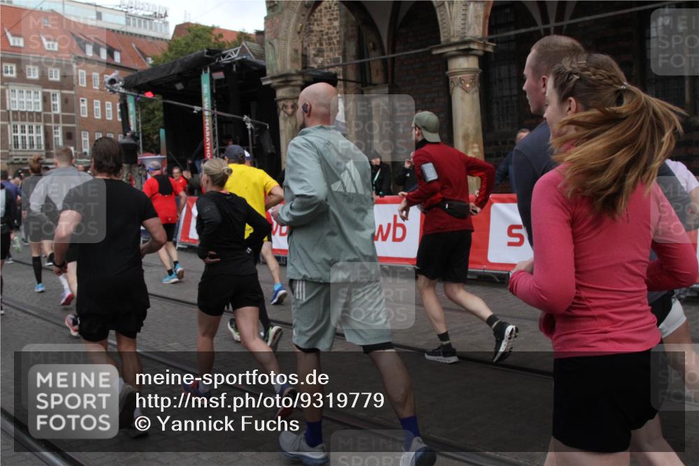 05.10.2025 - 20. swb-Marathon Bremen Yannick Fuchs http://msf.ph/oto/9319779 05.10.2025 11:38:42 Ziel  meine-sportfotos.de