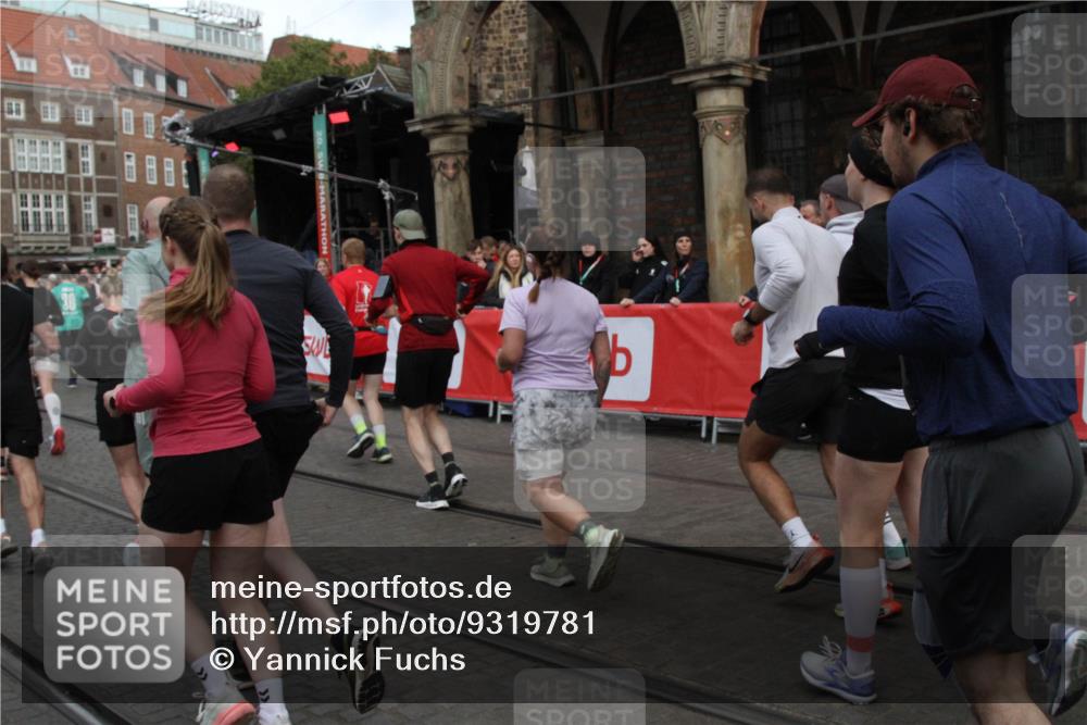 05.10.2025 - 20. swb-Marathon Bremen Yannick Fuchs http://msf.ph/oto/9319781 05.10.2025 11:38:43 Ziel  meine-sportfotos.de