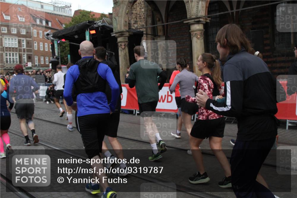 05.10.2025 - 20. swb-Marathon Bremen Yannick Fuchs http://msf.ph/oto/9319787 05.10.2025 11:38:45 Ziel  meine-sportfotos.de