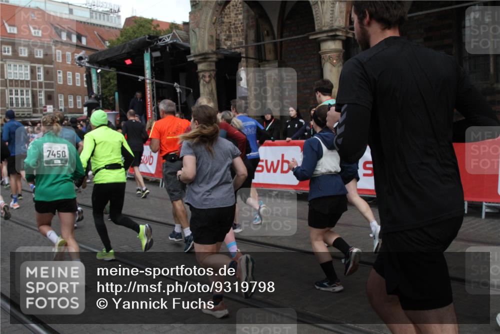 05.10.2025 - 20. swb-Marathon Bremen Yannick Fuchs http://msf.ph/oto/9319798 05.10.2025 11:38:49 Ziel  meine-sportfotos.de