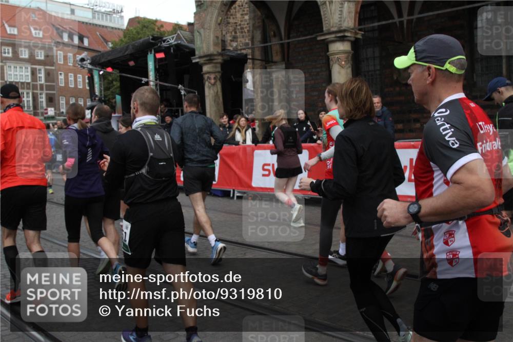 05.10.2025 - 20. swb-Marathon Bremen Yannick Fuchs http://msf.ph/oto/9319810 05.10.2025 11:38:54 Ziel  meine-sportfotos.de