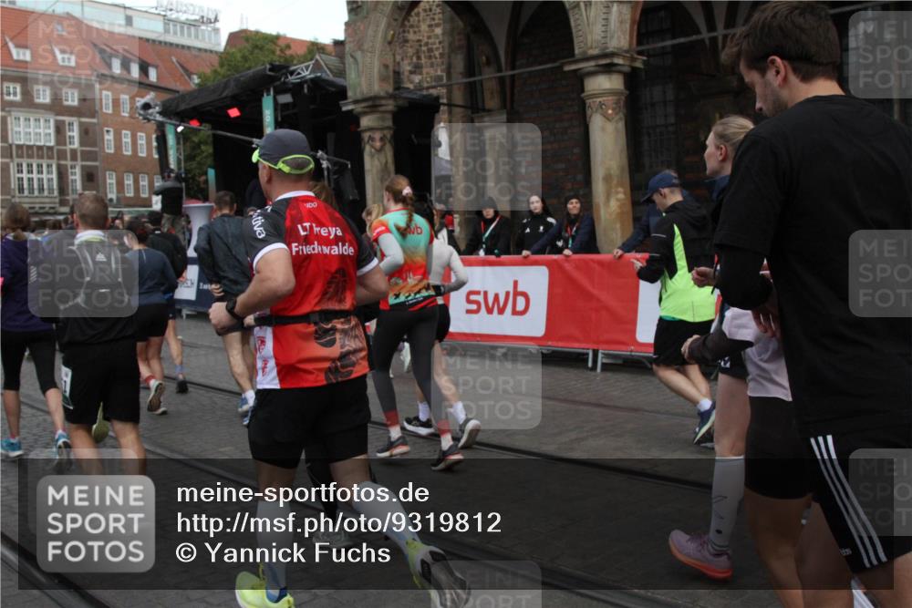 05.10.2025 - 20. swb-Marathon Bremen Yannick Fuchs http://msf.ph/oto/9319812 05.10.2025 11:38:54 Ziel  meine-sportfotos.de