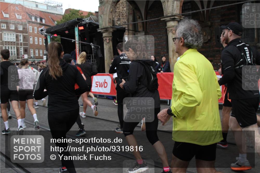 05.10.2025 - 20. swb-Marathon Bremen Yannick Fuchs http://msf.ph/oto/9319816 05.10.2025 11:38:56 Ziel  meine-sportfotos.de