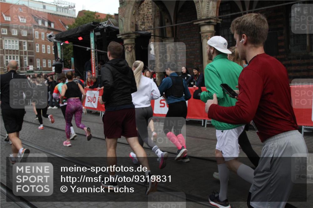 05.10.2025 - 20. swb-Marathon Bremen Yannick Fuchs http://msf.ph/oto/9319831 05.10.2025 11:39:01 Ziel  meine-sportfotos.de