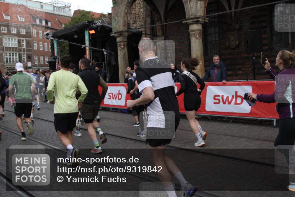 05.10.2025 - 20. swb-Marathon Bremen Yannick Fuchs http://msf.ph/oto/9319842 05.10.2025 11:39:05 Ziel  meine-sportfotos.de