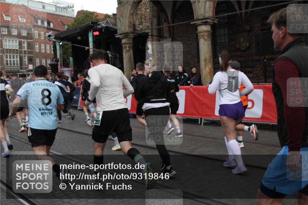 05.10.2025 - 20. swb-Marathon Bremen Yannick Fuchs http://msf.ph/oto/9319846 05.10.2025 11:39:07 Ziel  meine-sportfotos.de