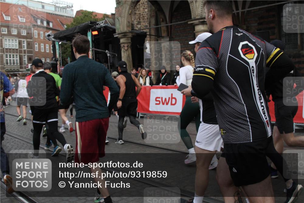 05.10.2025 - 20. swb-Marathon Bremen Yannick Fuchs http://msf.ph/oto/9319859 05.10.2025 11:39:11 Ziel  meine-sportfotos.de