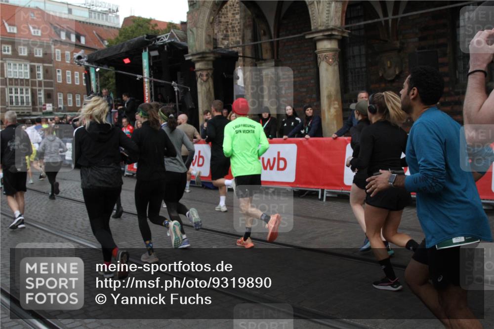 05.10.2025 - 20. swb-Marathon Bremen Yannick Fuchs http://msf.ph/oto/9319890 05.10.2025 11:39:22 Ziel  meine-sportfotos.de