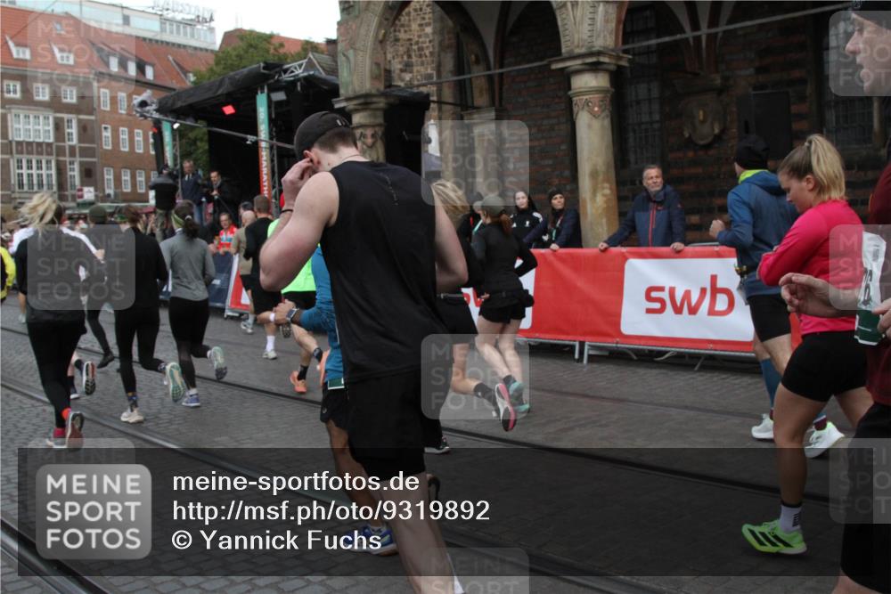 05.10.2025 - 20. swb-Marathon Bremen Yannick Fuchs http://msf.ph/oto/9319892 05.10.2025 11:39:23 Ziel  meine-sportfotos.de