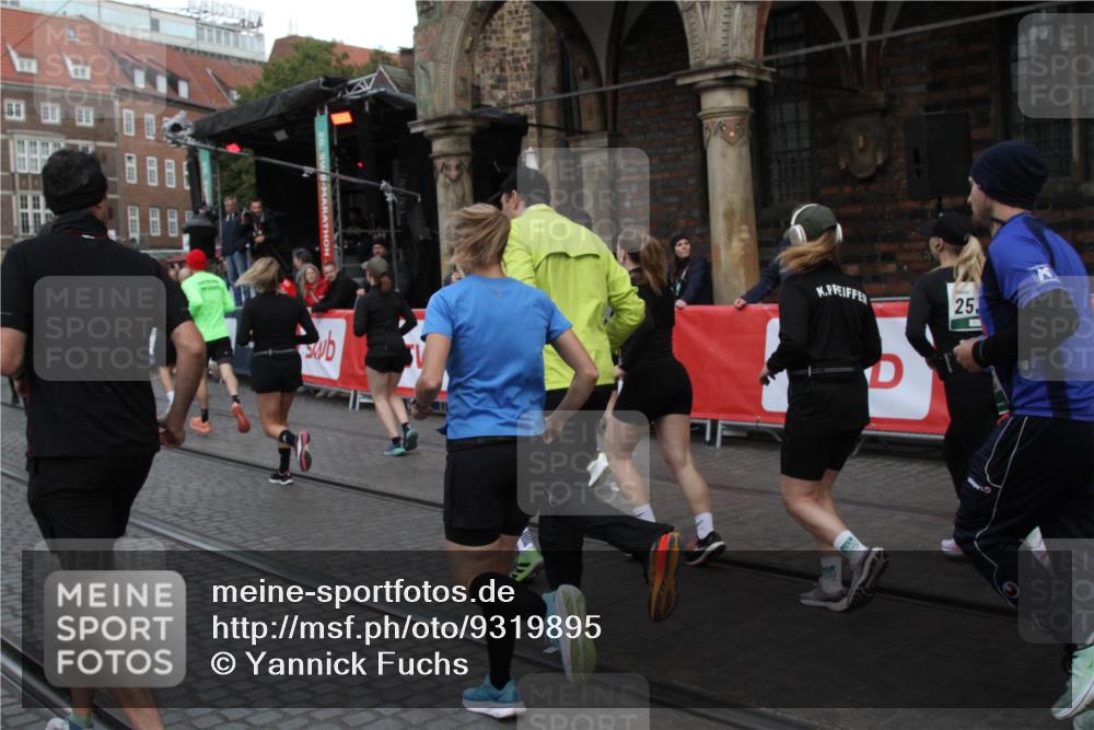 05.10.2025 - 20. swb-Marathon Bremen Yannick Fuchs http://msf.ph/oto/9319895 05.10.2025 11:39:24 Ziel  meine-sportfotos.de