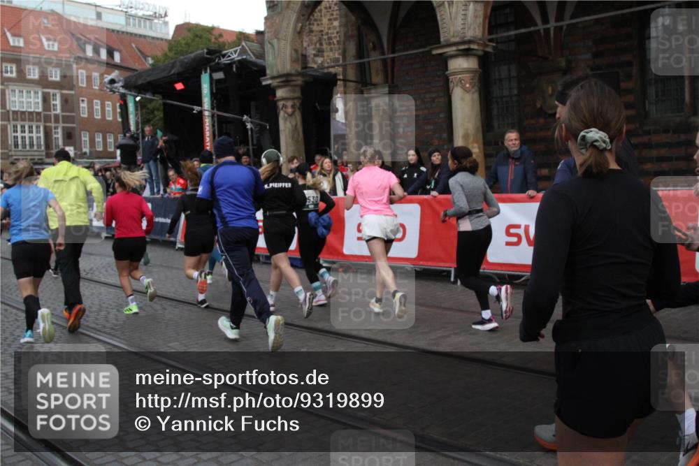 05.10.2025 - 20. swb-Marathon Bremen Yannick Fuchs http://msf.ph/oto/9319899 05.10.2025 11:39:26 Ziel  meine-sportfotos.de