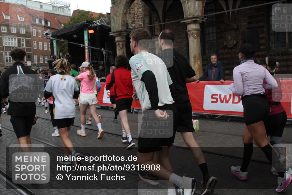 05.10.2025 - 20. swb-Marathon Bremen Yannick Fuchs http://msf.ph/oto/9319908 05.10.2025 11:39:29 Ziel  meine-sportfotos.de
