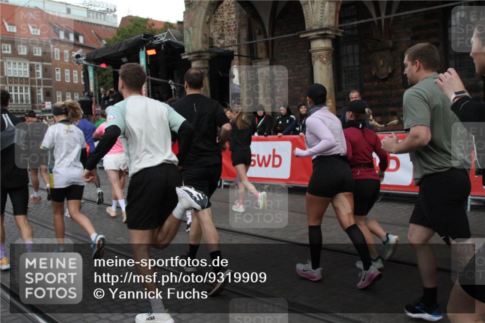 05.10.2025 - 20. swb-Marathon Bremen Yannick Fuchs http://msf.ph/oto/9319909 05.10.2025 11:39:29 Ziel  meine-sportfotos.de