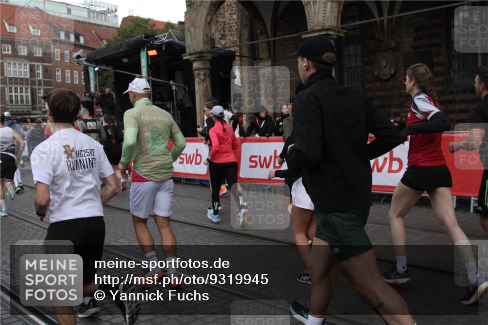 05.10.2025 - 20. swb-Marathon Bremen Yannick Fuchs http://msf.ph/oto/9319945 05.10.2025 11:39:42 Ziel  meine-sportfotos.de