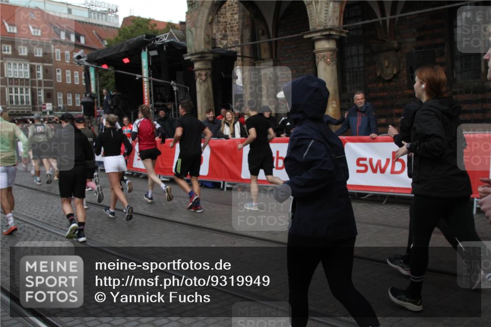 05.10.2025 - 20. swb-Marathon Bremen Yannick Fuchs http://msf.ph/oto/9319949 05.10.2025 11:39:44 Ziel  meine-sportfotos.de