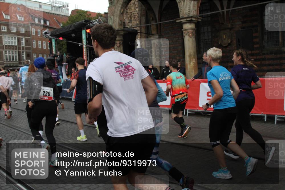 05.10.2025 - 20. swb-Marathon Bremen Yannick Fuchs http://msf.ph/oto/9319973 05.10.2025 11:39:52 Ziel  meine-sportfotos.de