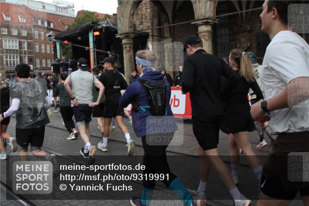 05.10.2025 - 20. swb-Marathon Bremen Yannick Fuchs http://msf.ph/oto/9319991 05.10.2025 11:39:59 Ziel  meine-sportfotos.de