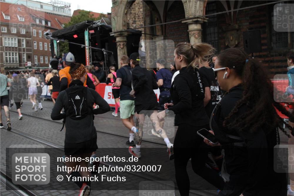 05.10.2025 - 20. swb-Marathon Bremen Yannick Fuchs http://msf.ph/oto/9320007 05.10.2025 11:40:05 Ziel  meine-sportfotos.de