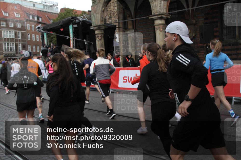 05.10.2025 - 20. swb-Marathon Bremen Yannick Fuchs http://msf.ph/oto/9320009 05.10.2025 11:40:05 Ziel  meine-sportfotos.de