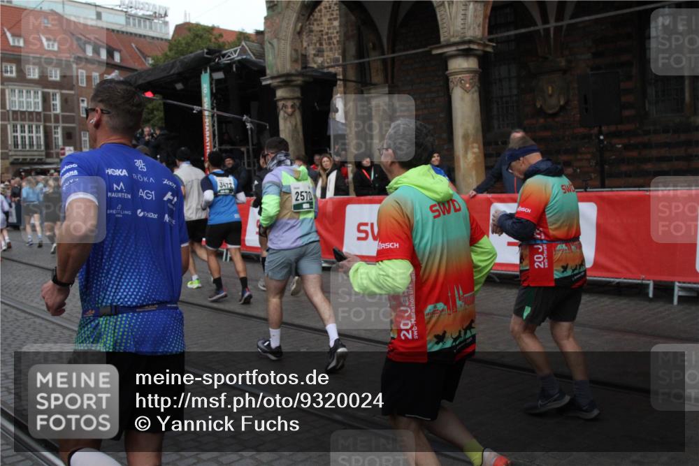 05.10.2025 - 20. swb-Marathon Bremen Yannick Fuchs http://msf.ph/oto/9320024 05.10.2025 11:40:11 Ziel  meine-sportfotos.de