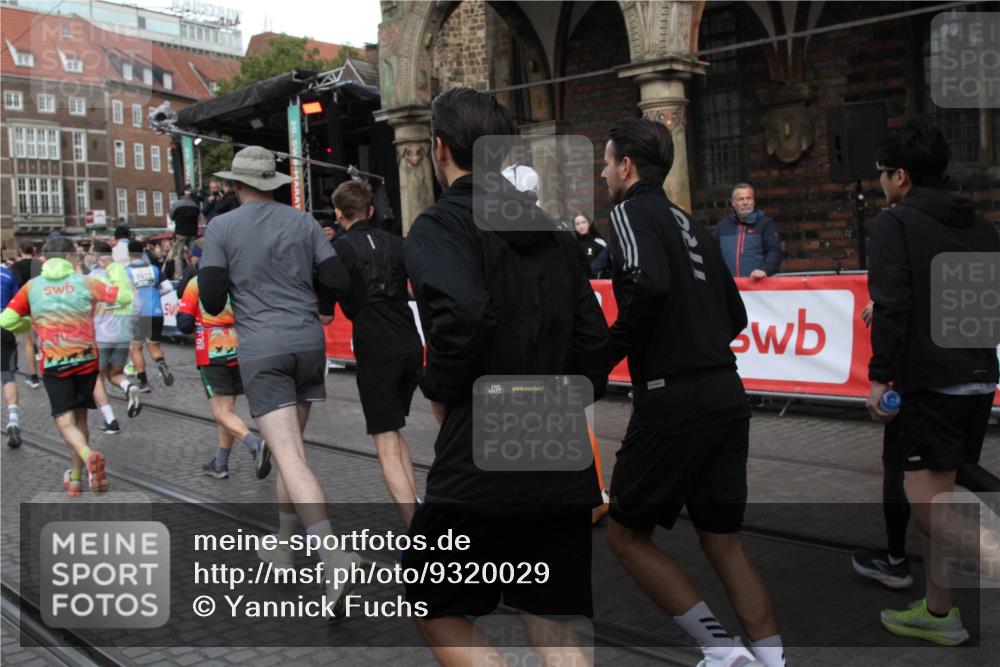 05.10.2025 - 20. swb-Marathon Bremen Yannick Fuchs http://msf.ph/oto/9320029 05.10.2025 11:40:12 Ziel  meine-sportfotos.de