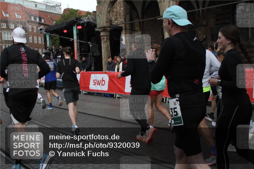 05.10.2025 - 20. swb-Marathon Bremen Yannick Fuchs http://msf.ph/oto/9320039 05.10.2025 11:40:16 Ziel  meine-sportfotos.de