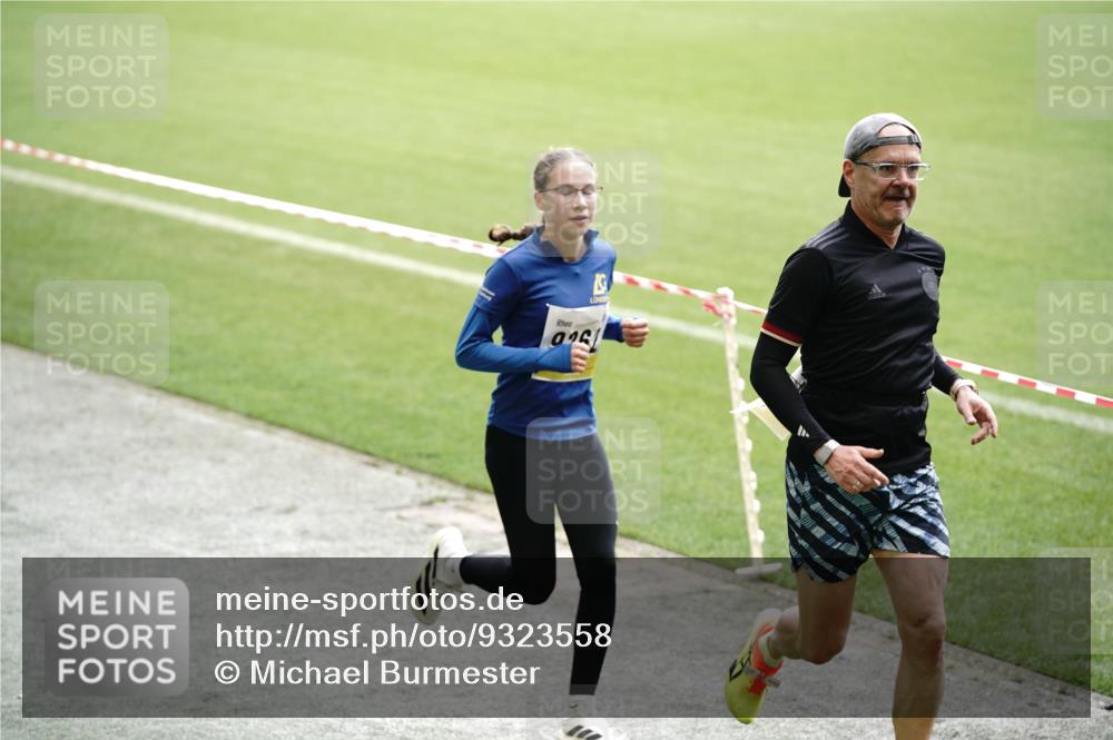 05.10.2025 - 20. swb-Marathon Bremen Michael Burmester http://msf.ph/oto/9323558 05.10.2025 10:23:48 Laufen im Stadion 9213, 9262, 9289, 9403, 9671, 9922, 10070, 10161, 10276, 10565, 10592, 10606, 10658, 10686, 10753, 10952, 11067, 11069, 11086, 11114, 11418, 11474, 11567, 11701, 11710, 9504, 9863, 10052, 10171, 10175, 10352, 10525, 10658, 10847, 10908, 11328, 11335, 11349 meine-sportfotos.de