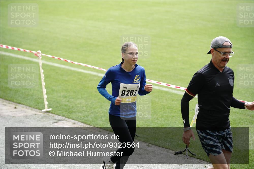 05.10.2025 - 20. swb-Marathon Bremen Michael Burmester http://msf.ph/oto/9323564 05.10.2025 10:23:49 Laufen im Stadion 9213, 9262, 9289, 9403, 9671, 9922, 10070, 10161, 10276, 10565, 10592, 10606, 10686, 10753, 10952, 11067, 11069, 11086, 11114, 11418, 11474, 11567, 11701, 11710, 9504, 9863, 10052, 10352, 10525, 10658, 10847, 10908, 11328, 11335, 11349 meine-sportfotos.de