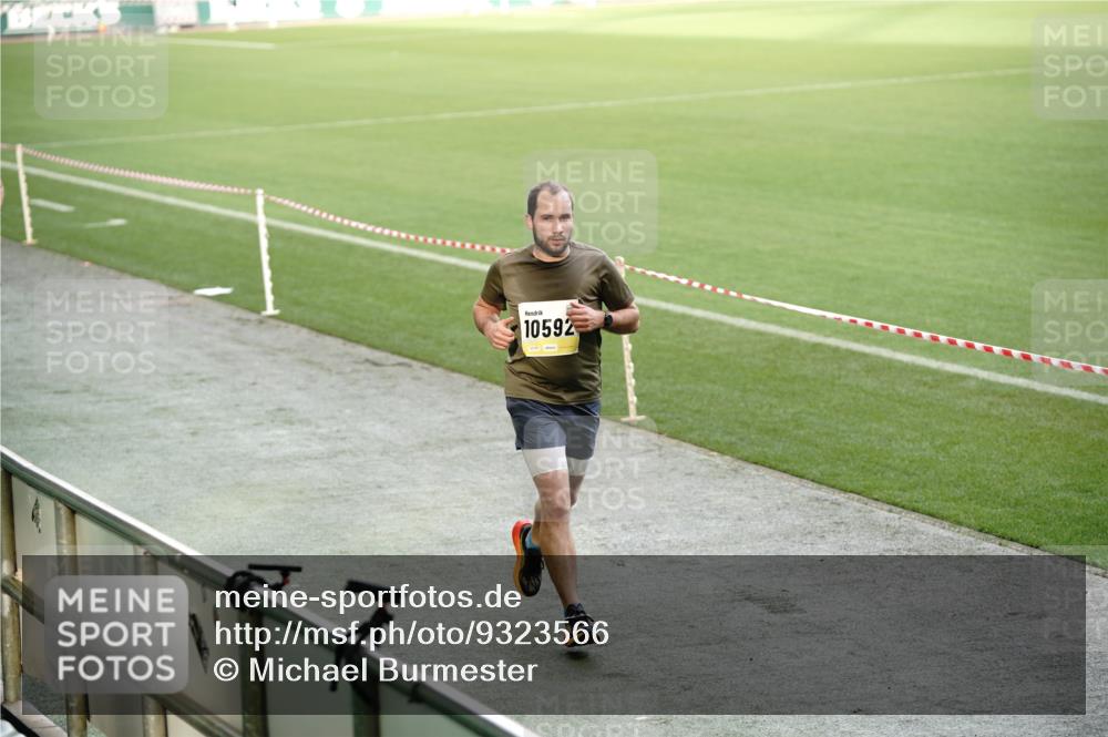 05.10.2025 - 20. swb-Marathon Bremen Michael Burmester http://msf.ph/oto/9323566 05.10.2025 10:23:52 Laufen im Stadion 9213, 9262, 9289, 9403, 9671, 9922, 10070, 10161, 10229, 10276, 10565, 10592, 10606, 10753, 10952, 11067, 11069, 11086, 11114, 11418, 11474, 11567, 11701, 11710, 9504, 9671, 9863, 10052, 10352, 10525, 10658, 10686, 10847, 10908, 11328, 11335 meine-sportfotos.de