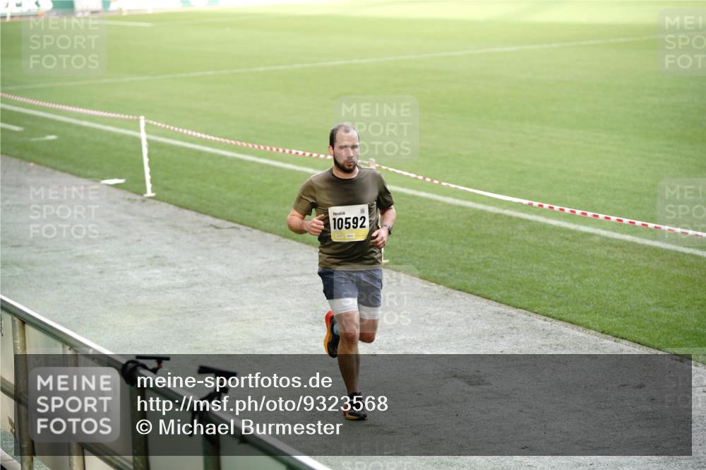 05.10.2025 - 20. swb-Marathon Bremen Michael Burmester http://msf.ph/oto/9323568 05.10.2025 10:23:52 Laufen im Stadion 9213, 9262, 9289, 9403, 9671, 9922, 10070, 10161, 10229, 10276, 10565, 10592, 10606, 10753, 10952, 11067, 11069, 11086, 11114, 11418, 11474, 11567, 11701, 11710, 9504, 9671, 9863, 10052, 10352, 10525, 10658, 10686, 10847, 10908, 11328, 11335 meine-sportfotos.de