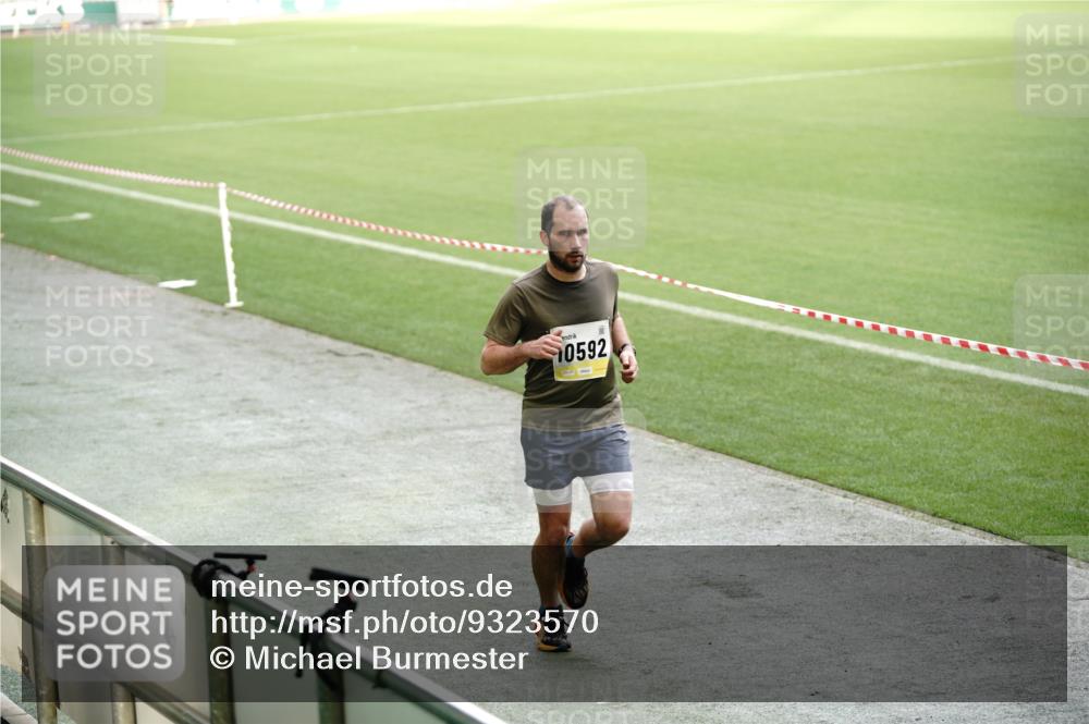 05.10.2025 - 20. swb-Marathon Bremen Michael Burmester http://msf.ph/oto/9323570 05.10.2025 10:23:53 Laufen im Stadion 9213, 9262, 9289, 9403, 9922, 10070, 10161, 10229, 10276, 10565, 10592, 10606, 10753, 10952, 11067, 11069, 11086, 11114, 11418, 11474, 11567, 11701, 11710, 9671, 9863, 10052, 10352, 10525, 10658, 10686, 10847, 11328, 11335 meine-sportfotos.de