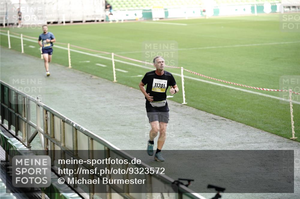 05.10.2025 - 20. swb-Marathon Bremen Michael Burmester http://msf.ph/oto/9323572 05.10.2025 10:23:54 Laufen im Stadion 9213, 9262, 9289, 9403, 9922, 10070, 10161, 10229, 10276, 10565, 10592, 10606, 10753, 10952, 11067, 11069, 11086, 11114, 11418, 11474, 11567, 11701, 11710, 9671, 9863, 10052, 10352, 10525, 10658, 10686, 11328, 11335 meine-sportfotos.de