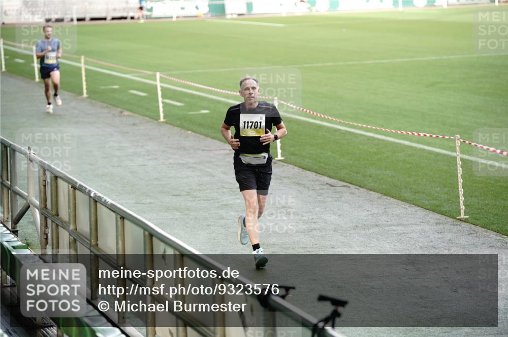 05.10.2025 - 20. swb-Marathon Bremen Michael Burmester http://msf.ph/oto/9323576 05.10.2025 10:23:54 Laufen im Stadion 9213, 9262, 9289, 9403, 9922, 10070, 10161, 10229, 10276, 10565, 10592, 10606, 10753, 10952, 11067, 11069, 11086, 11114, 11418, 11474, 11567, 11701, 11710, 9671, 9863, 10052, 10352, 10525, 10658, 10686, 11328, 11335 meine-sportfotos.de