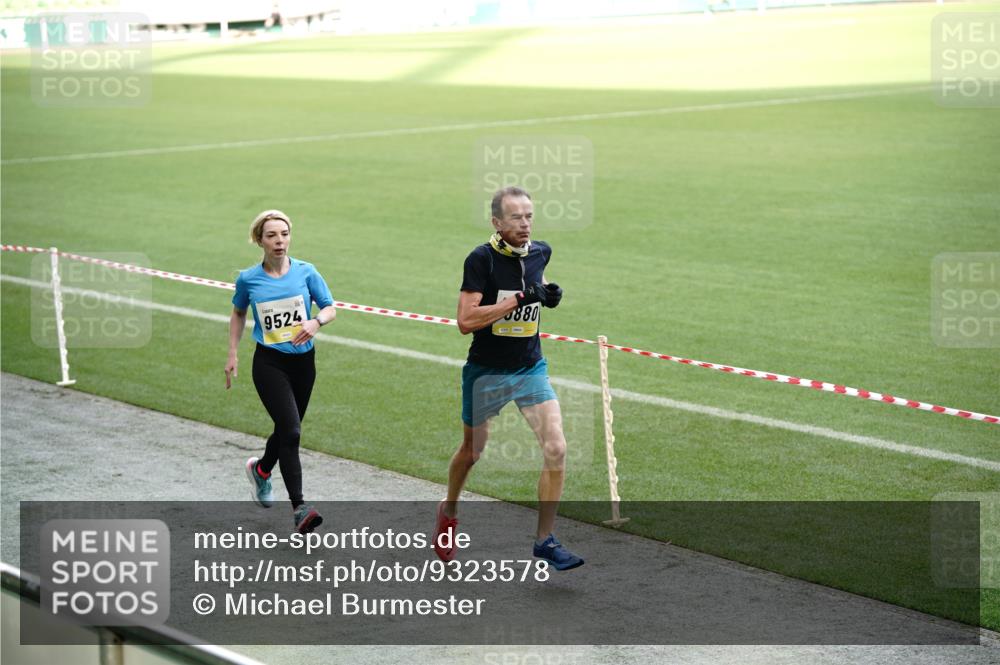 05.10.2025 - 20. swb-Marathon Bremen Michael Burmester http://msf.ph/oto/9323578 05.10.2025 10:24:09 Laufen im Stadion 9213, 9262, 9364, 9524, 10229, 10276, 10592, 10606, 10753, 10838, 10880, 11069, 11086, 11114, 11418, 11474, 11567, 11701, 11710, 9289, 9403, 9671, 9922, 10070, 10161, 10565, 10686, 10952, 11067 meine-sportfotos.de